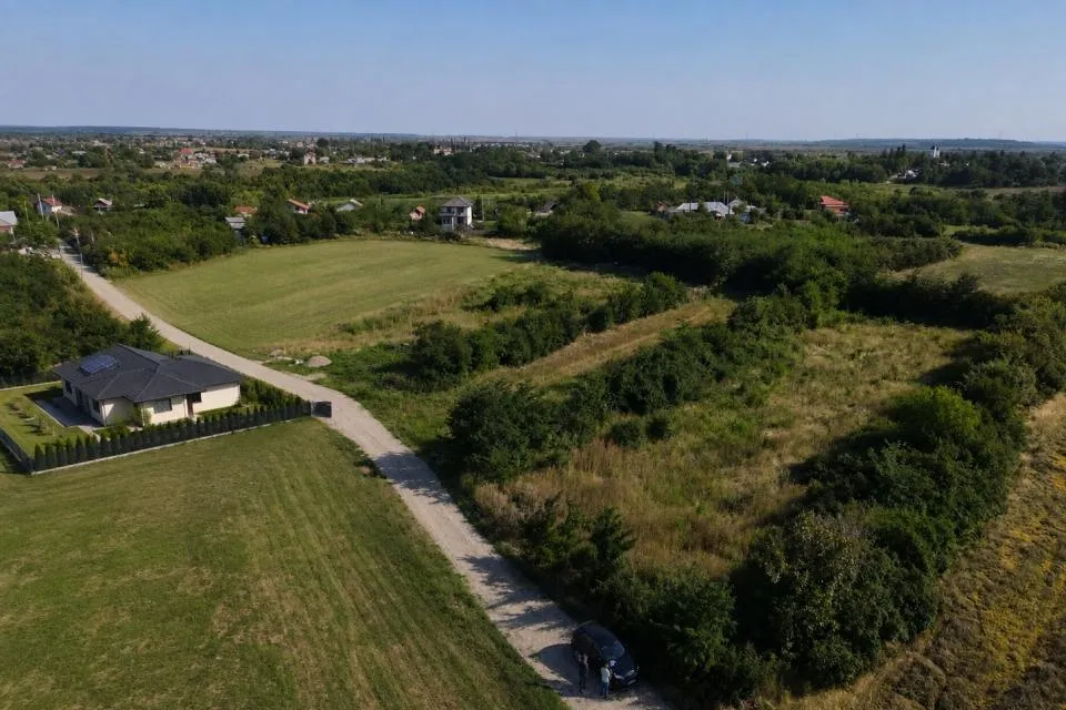 Peris teren dubla deschidere 100 m de utilitati ideal investitie