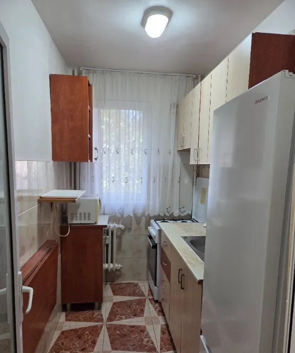 Inchiriez apartament decomandat 2 camere Podu Ros