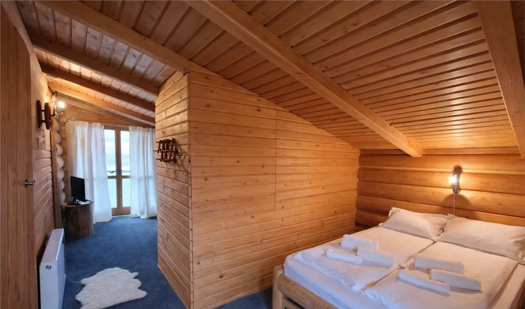 Proprietati turistice deosebite mobilate echipate jacuzzi