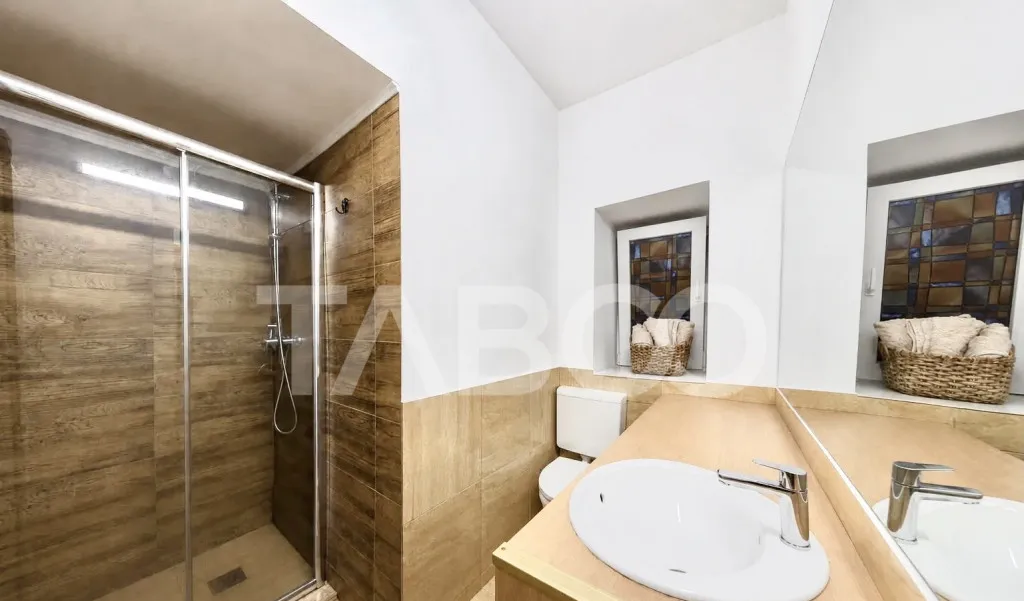 Apartament cu 2 camere modern in Centru la casa cu curte zon