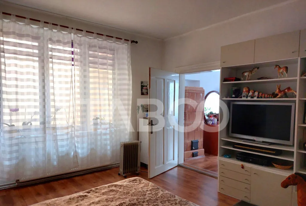 Casa si curte pretabila pentru 2 familii 980 mp teren liber