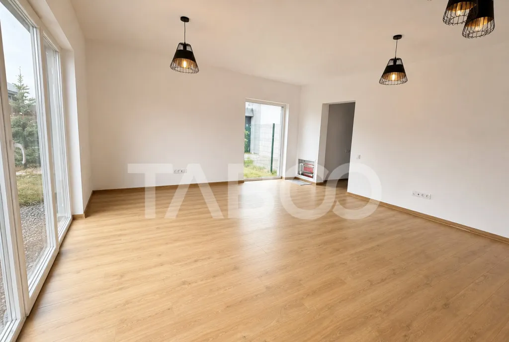Duplex pe un singur nivel 3 camere 2 bai 235 mp teren in Tal