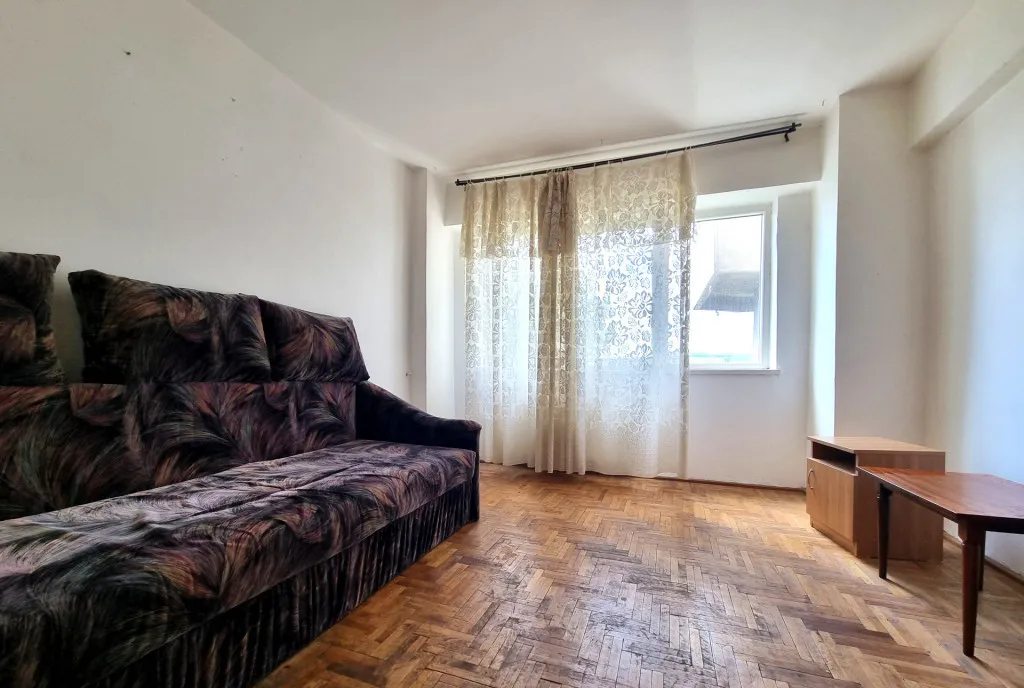 Ultracentral bloc 1986 Ap 2 camere decomandate etaj 3