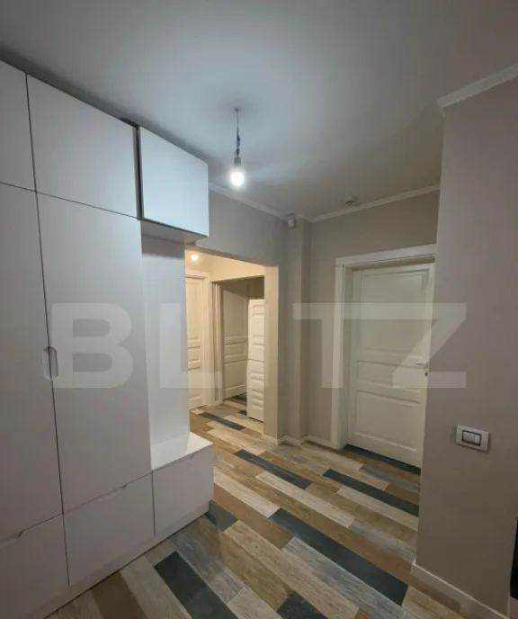 Apartament 3 camere 78 mp garaj si boxa zona Semicentr