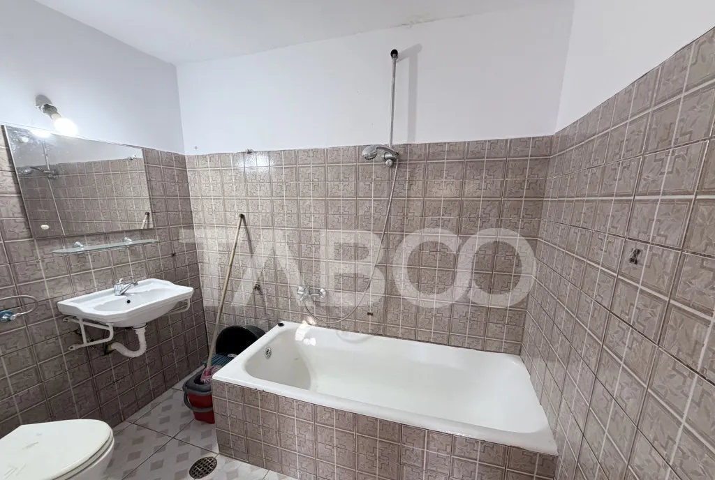 Casa 500 mp teren cu acces auto in curte in Sura