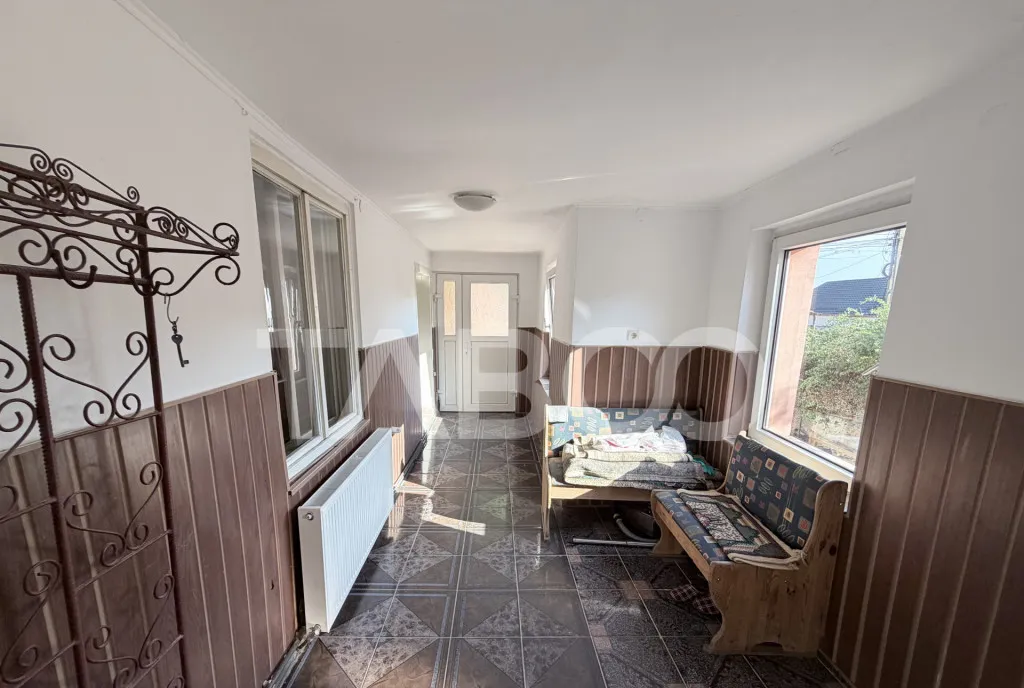 Casa 500 mp teren cu acces auto in curte in Sura