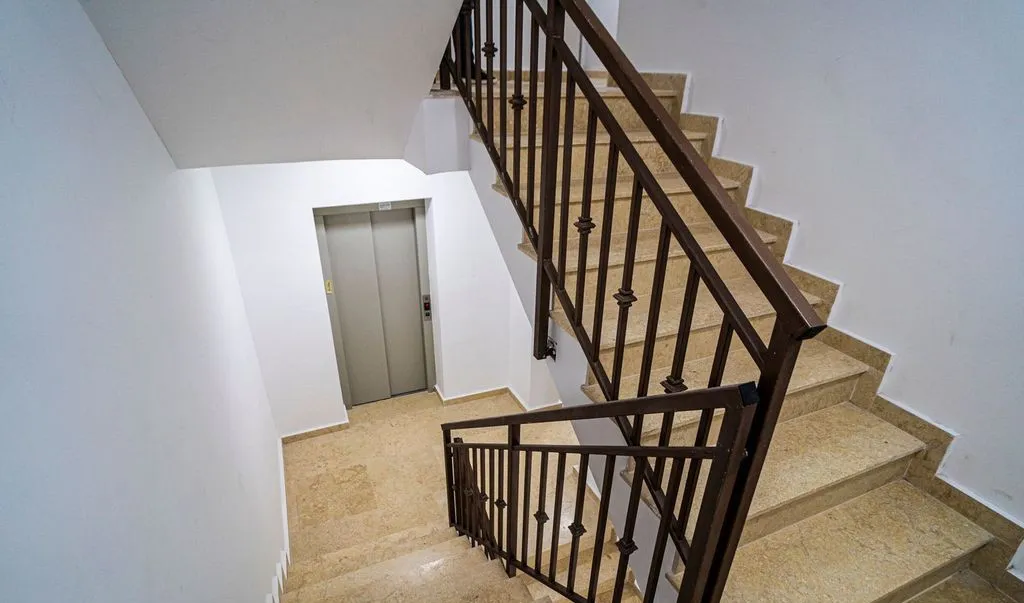 2 camere 63 mp etaj 1 finalizat metrou langa bloc finisat