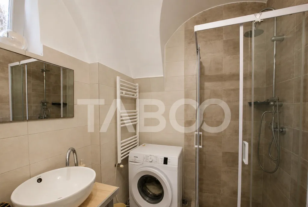 Garsoniera decomandata de vanzare Centru Istoric acces aut