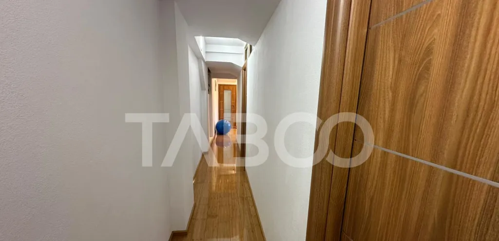 Casa cu 2 apartamente separate cu acces auto garaj Piata Cl