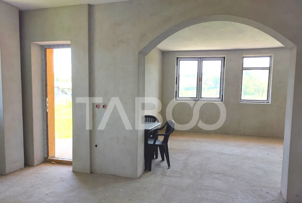 Casa de vanzare cu teren 2000 mp 5 camere Sura Mare Hamba S