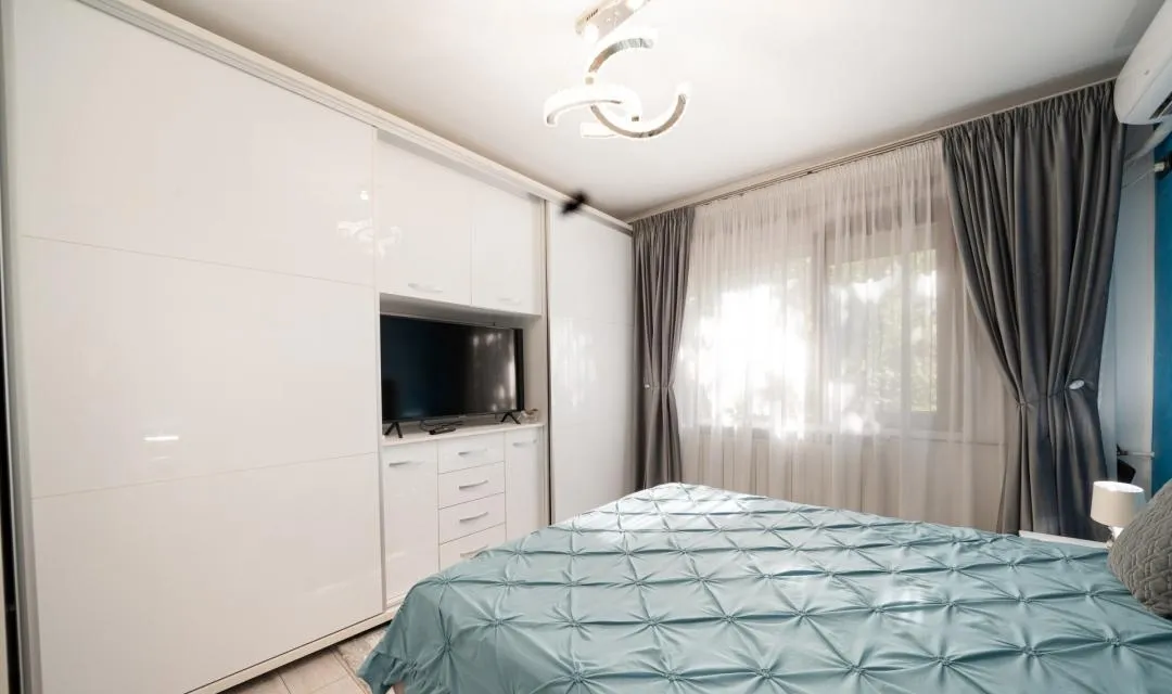 Lugojana mobilat si utilat modern etaj 2/10 bloc anvelopat dupa cutremur decomandat