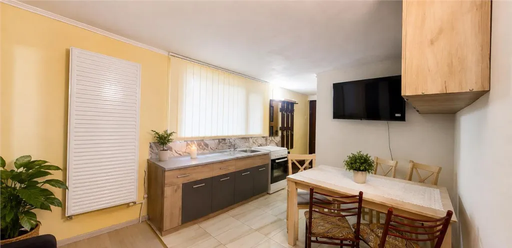 Corp de casa cu 2 imobile intrari separate pod si beci gen