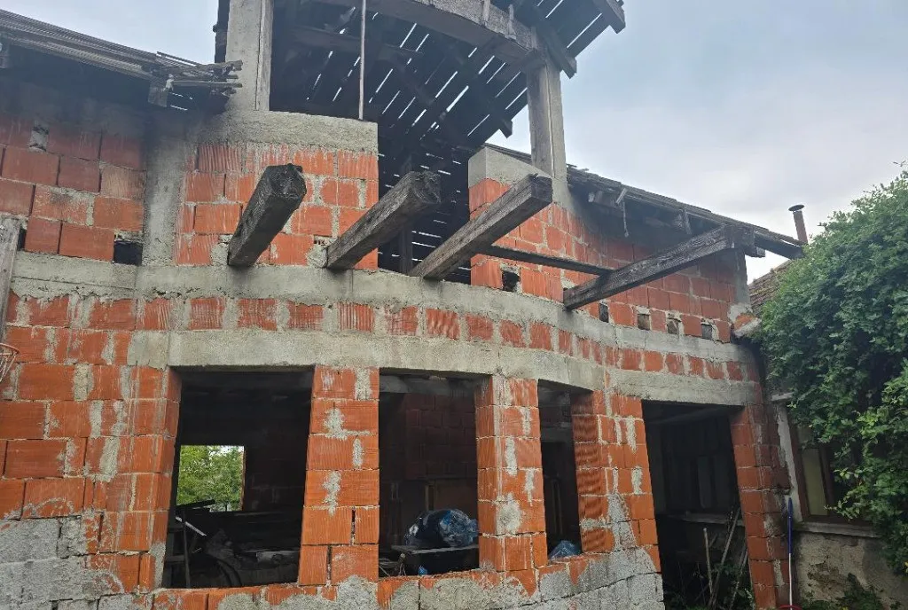 Casa loc sumugiu sc 200 mp parte veche si noua ter 2670 sosea