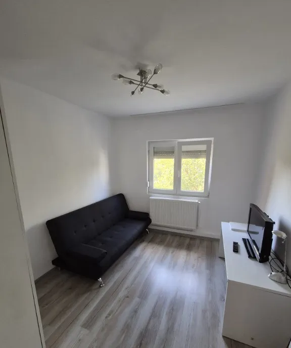 Apartament 3 camere 75 mp - Str Perlei