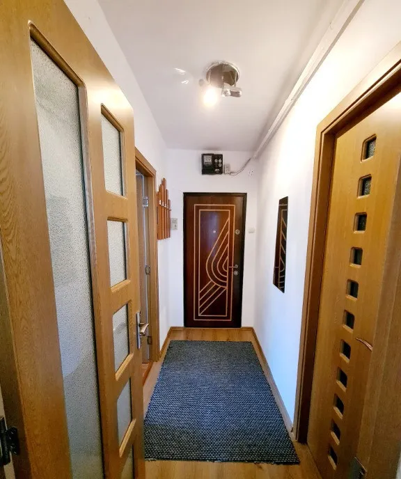 Inchiriez apartament cu doua camere in zona centrala