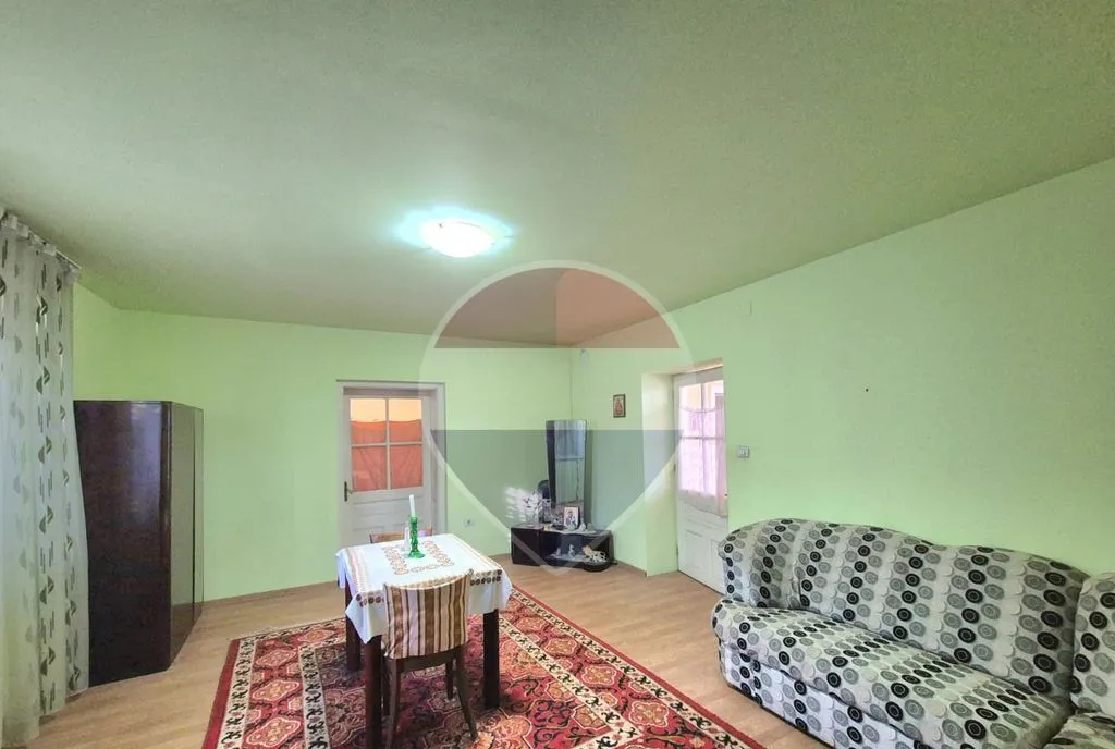 Casa cu teren de 2 210 mp de vanzare in Turnu