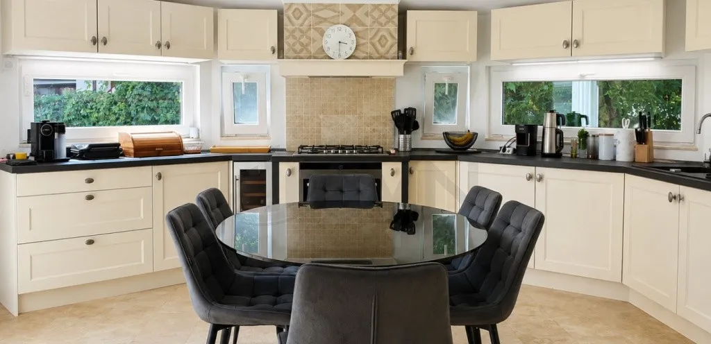 Vila 7 camere Iancu Nicolae in complex superb