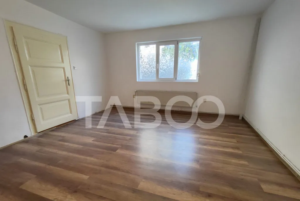 Apartament decomandat 93 utili curte proprie pivnita Sub Ari