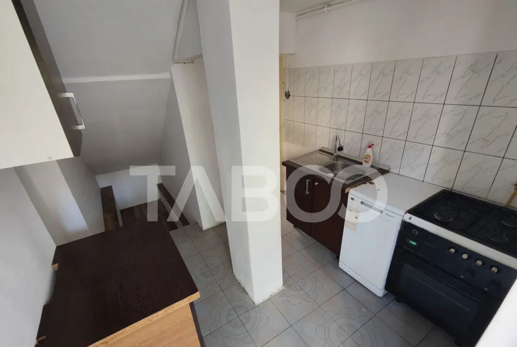Apartament decomandat 93 utili curte proprie pivnita Sub Ari