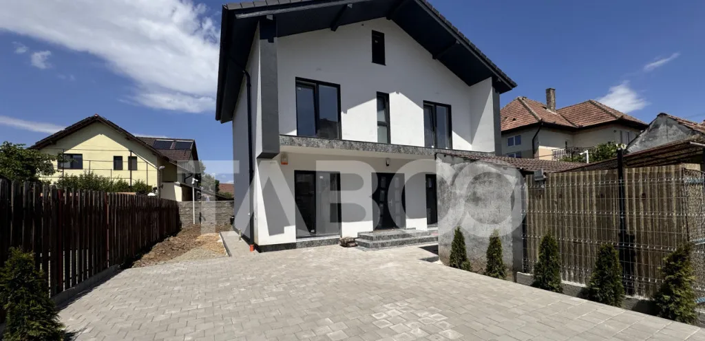 Casa spatioasa cu 4 camere si 3 bai de vanzare 254mp Turniso