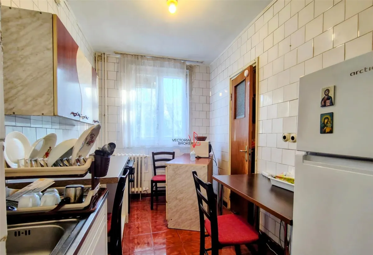 1 Decembrie 1918 metrou 3 camere plan 2 etaj 2/4 cu vedere mixta