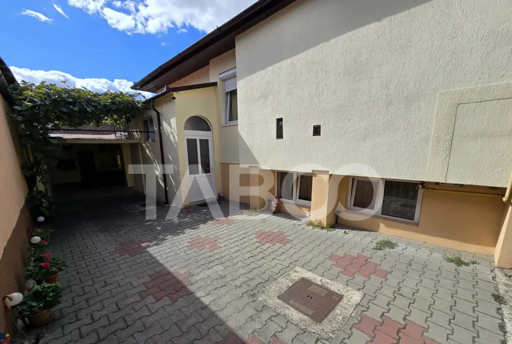 Casa de vanzare cu teren 237 mp garaj in zona Lu