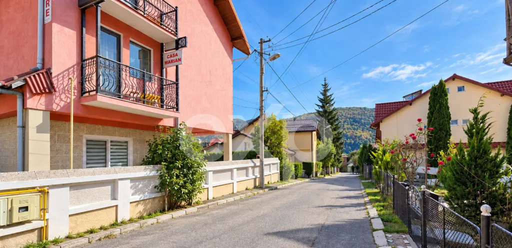Proprietate turistica cu 8 camere 700 m de Partia Kalind