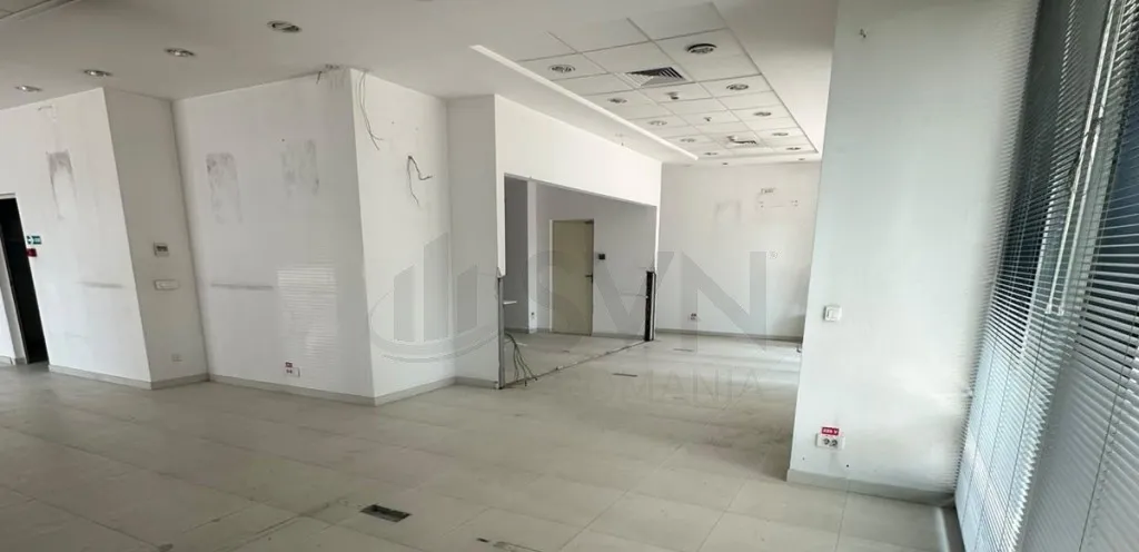 Spatiu comercial l 158 mp utili l Vitrina 20 ml