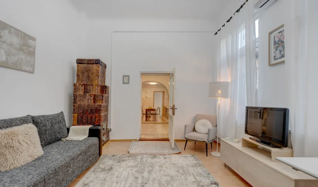 De inchiriat casa interbelica 92 mp singur curte in ap