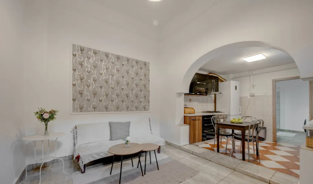 De inchiriat casa interbelica 92 mp singur curte in ap