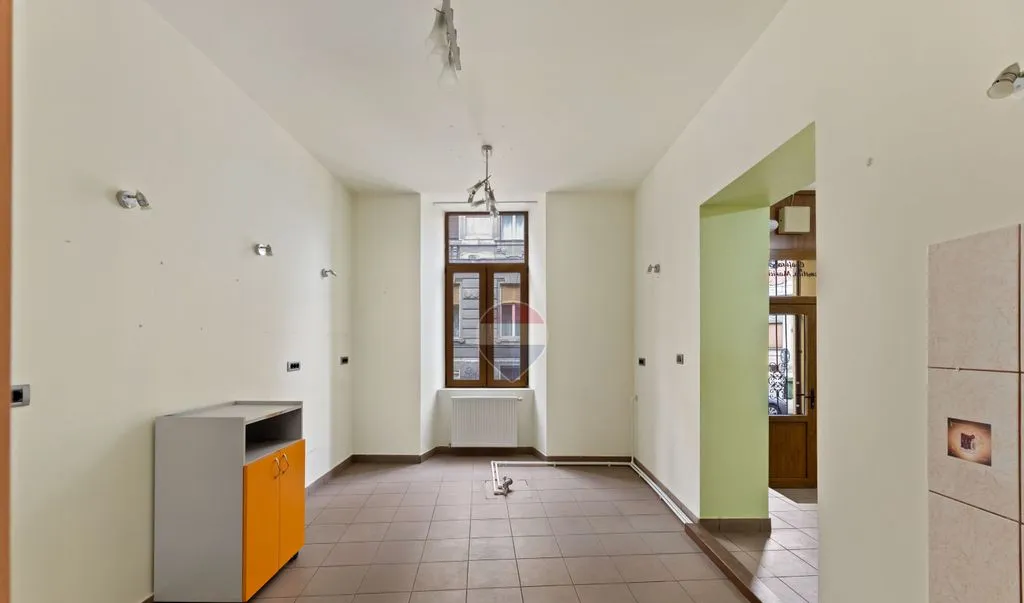 Spatiu comercial amplasat la cativa pasi de Primarie Episcopiei 1