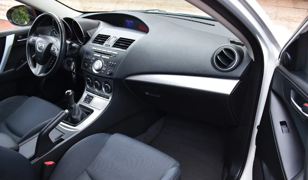 Mazda 3 motor 1 6 105 CP an 2011 alb metalizat 4 450 eur