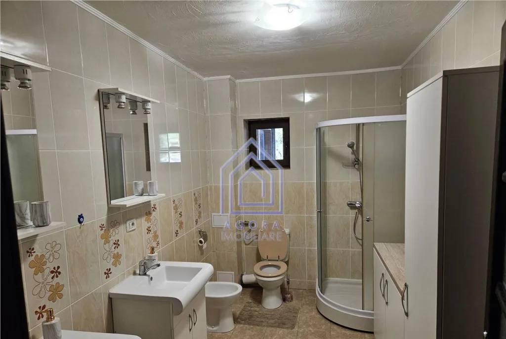 Suceava casa deosebita in zona linistita