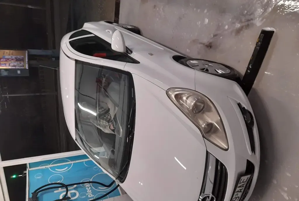 Opel Corsa D hatchback 1 600 eur