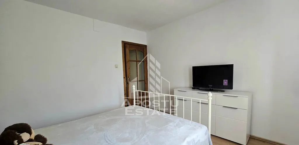 Apartament de vanzare cu 3 camere decomandat centrala proprie Lipovei
