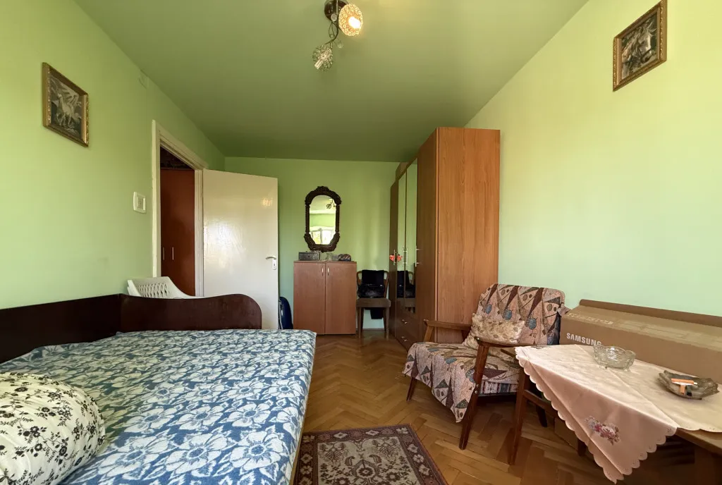 Apartament cu 3 camere cu boxa si garaj etaj 2 Dambovita