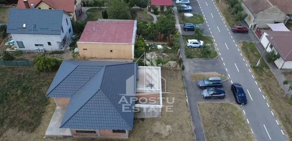 Casa de vanzare cu 4 camere si garaj Parta