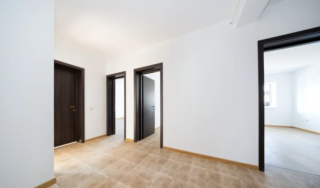 Vand apartament Nou cu trei camere Nord Est