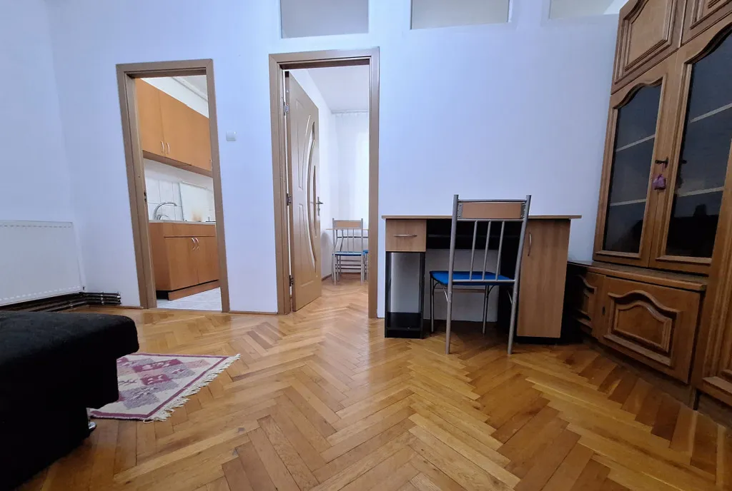 Apartament cu 2 camere etaj intermediar centrala proprie