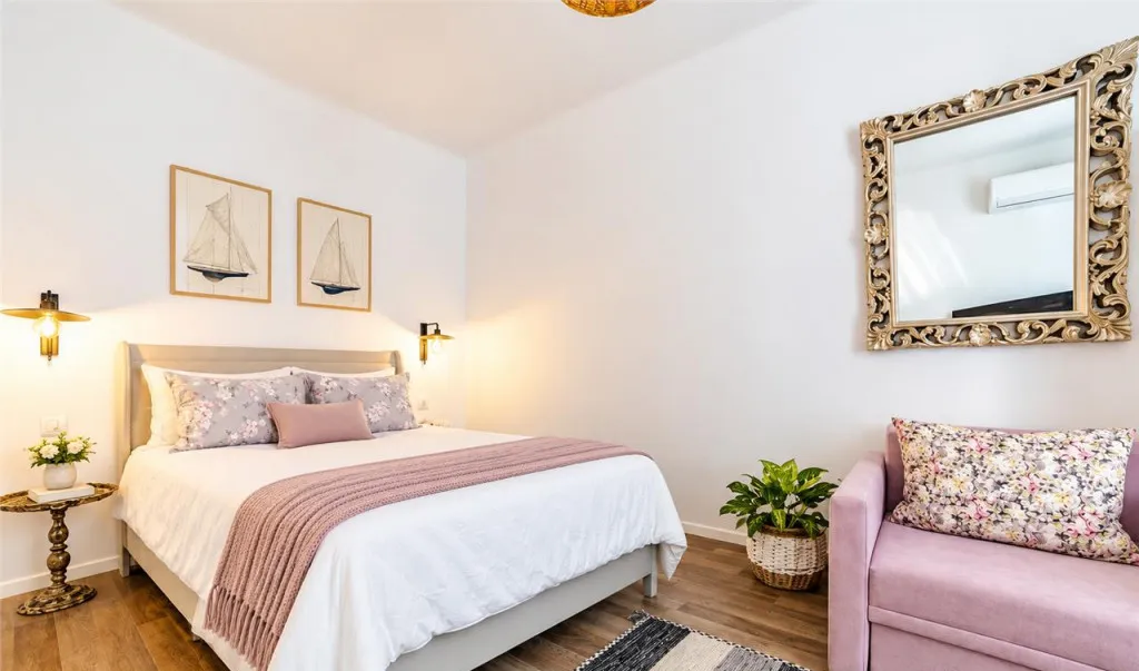 Casa cu 3 apartamente transfer afacere locuri parcare Ce