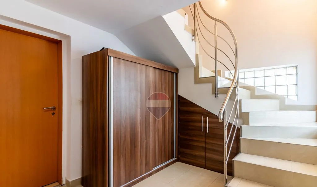Casa / Vila cu 8 camere de vanzare in chiajna
