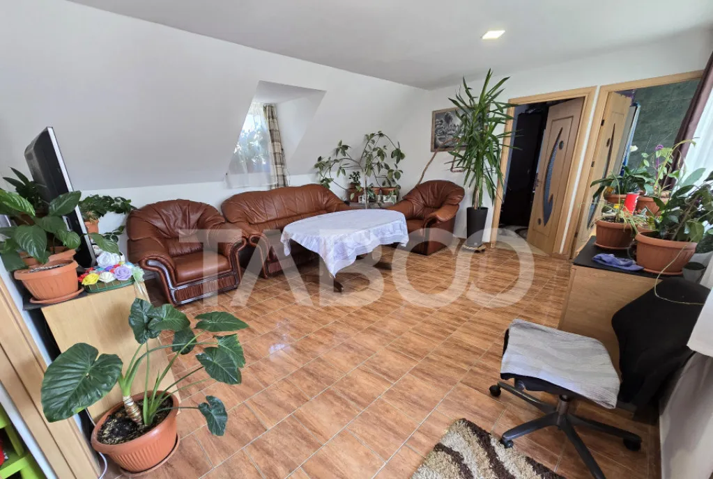 Casa de vanzare teren 457 mp garaj Trei Stejari