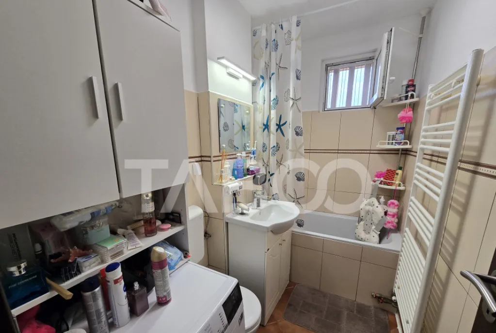 Casa si 4 spatii comerciale cu vad in Orasul de