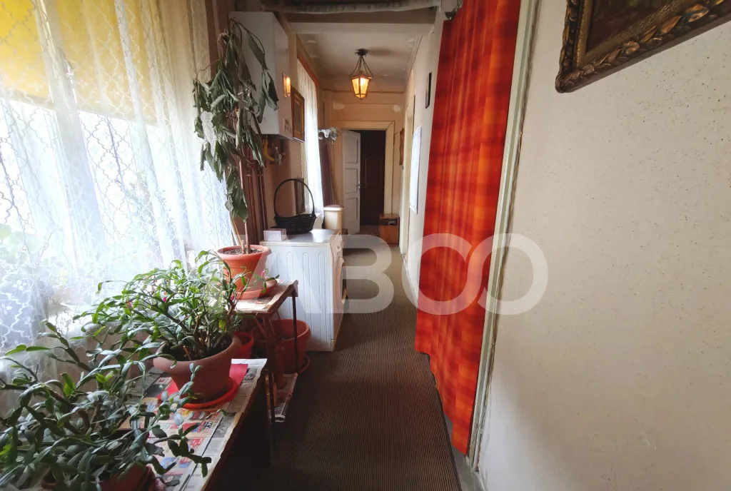 Apartament decomandat cu 3 camere pe strada Tribunei Comis