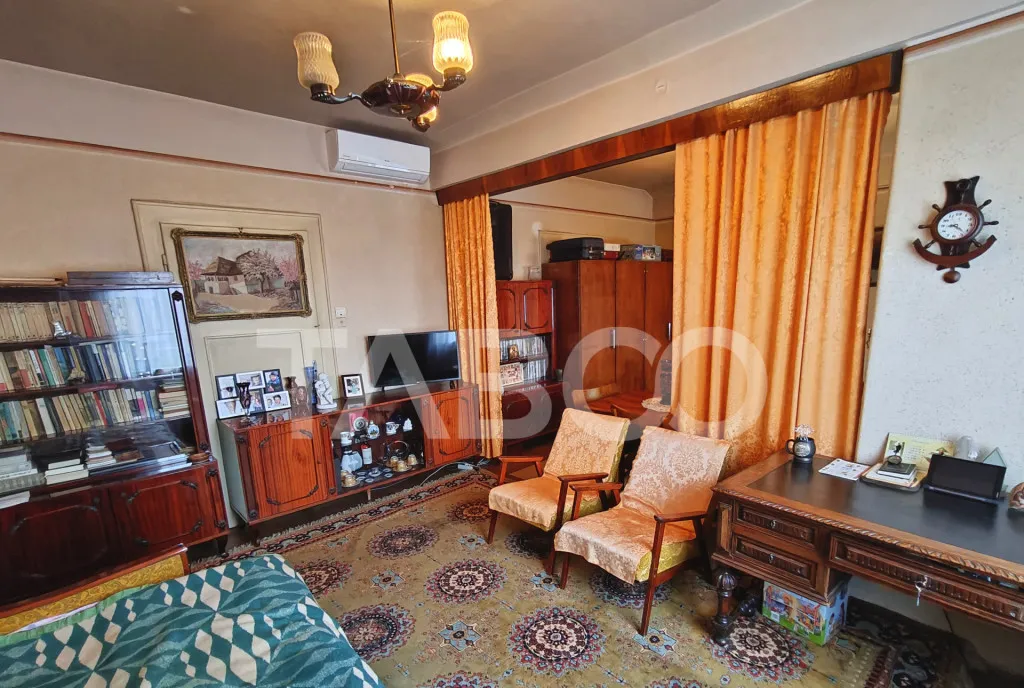 Apartament decomandat cu 3 camere pe strada Tribunei Comis