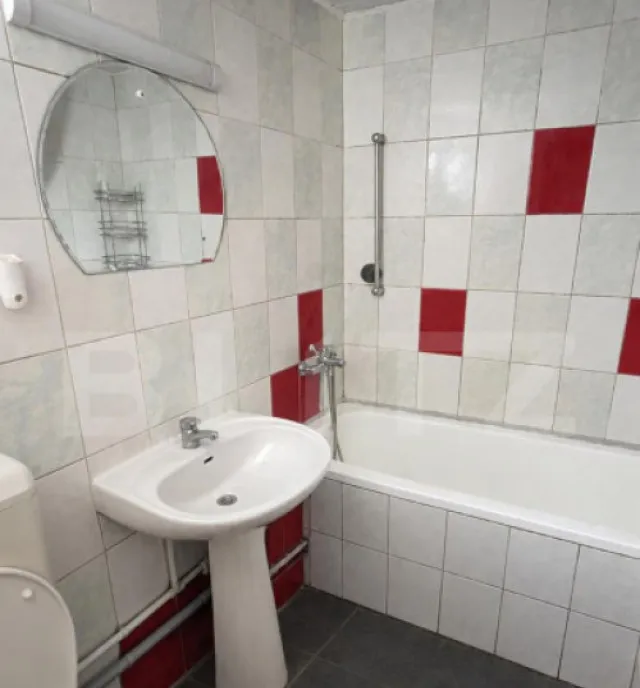 Casa 50 mp 2 200 mp teren intravilan zona Hintesti