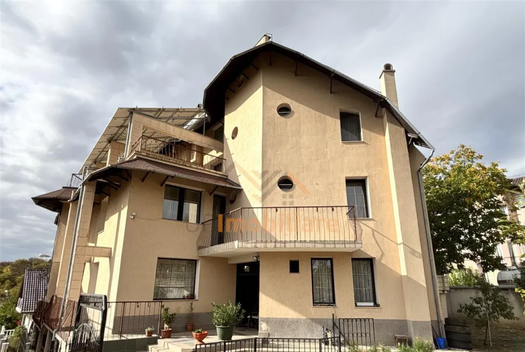 Casa P 2 etaje panouri solare zona judetean strada col