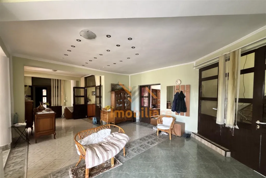 Casa P 2 etaje panouri solare zona judetean strada col