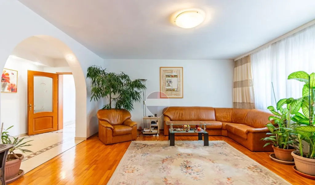 Casa / Vila cu 6 camere de vanzare Chiajna /Rosu