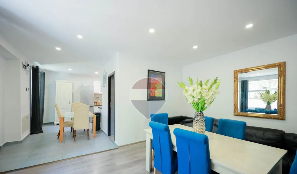 Vanzare apartament 4 camere acces auto parcare Central Cuza Voda